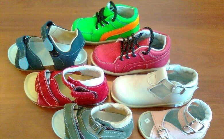 Children's shoes for hallux valgus